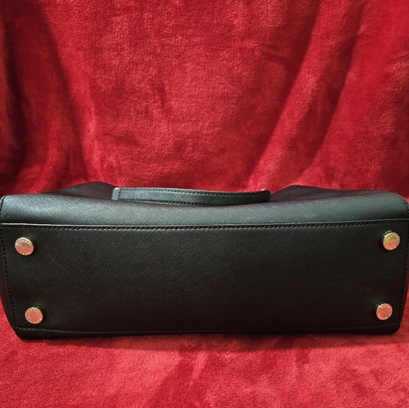 Michael Kors Black Leather Savannah Shoulder Bag - Picture 9 of 16